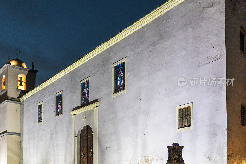 巴拿马城建于1673年的老城区卡斯科·别霍(Casco Viejo)的一座老教堂，也被称为卡斯科·安提郭(Casco Antiguo)，是在夜间拍摄的。